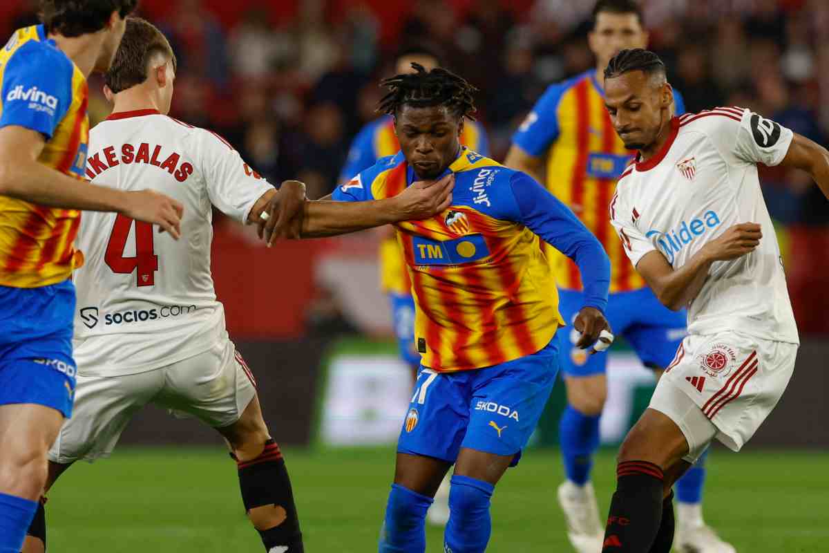 I giocatori del Siviglia pressano un avversario