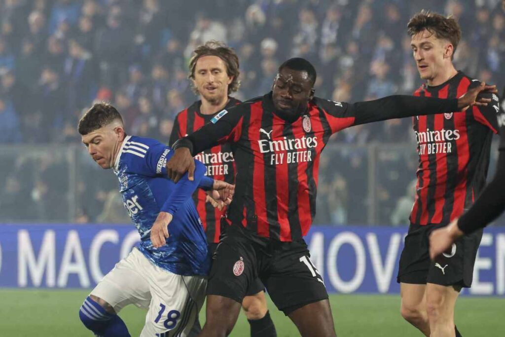 Fofana a contrasto con un giocatore del Como